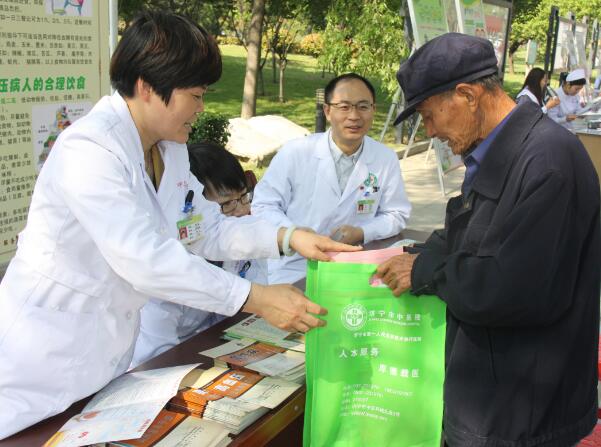 济宁市中医院闪耀“中国健康行” 专业义诊与营养咨询赢得群众赞誉